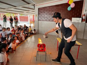 Actos de magia maravillaron a los pequeños de pre básica del Liceo Mixto San Felipe